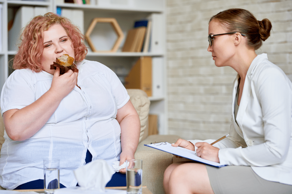Muller con sobrepeso nunha cita especializada